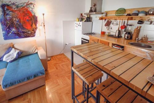 Lilis Artpartment في إيغالو: مطبخ بطاولة خشبية وقمة كونتر