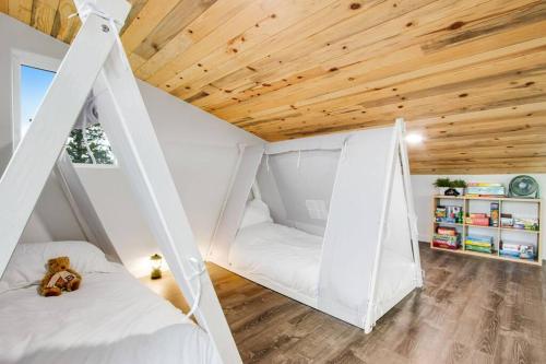 Φωτογραφία από το άλμπουμ του Mountain and Pond View, HotTub, Stars, Kid and Dog Friendly σε Florissant