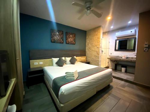 um quarto com uma cama grande num quarto em Attraction Hotel Deluxe em Playa del Carmen