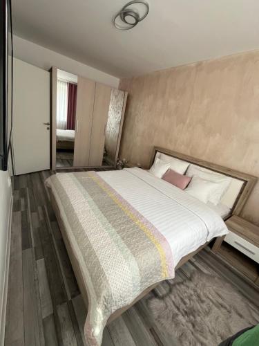 - une chambre avec un grand lit et des draps blancs dans l'établissement Luxury Apartment, à Sibiu