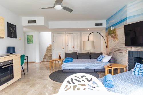 Posteľ alebo postele v izbe v ubytovaní AB Properties - Design Penthouse Duplex Marbella - 3 mn to Puerto Banus and Beach - Golden Mile - Pool and Tropical