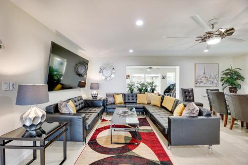 Χώρος καθιστικού στο Pool and Fenced Yard Pet-Friendly Mesa Retreat