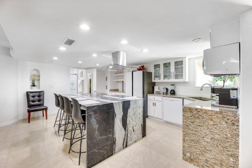 Η κουζίνα ή μικρή κουζίνα στο Pool and Fenced Yard Pet-Friendly Mesa Retreat