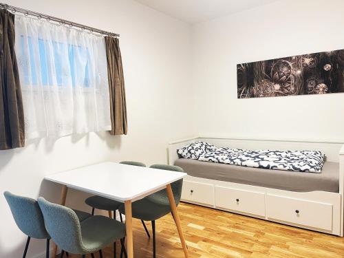 1 dormitorio con 1 cama, mesa y sillas en Sievering18 A-B en Viena