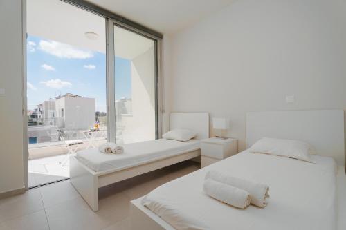 Postel nebo postele na pokoji v ubytování NEW 2BR Townhouse in Luxury Resort Pool & Beach