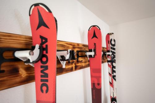two snow skis are hanging on a wall at Appartement Gimpl in Fusch an der Glocknerstraße