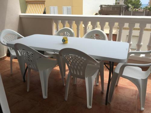 un tavolo bianco e sedie su un balcone di BRISA de MAR a Moncófar