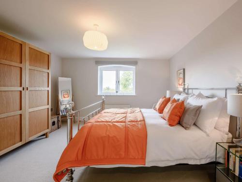 1 dormitorio con 1 cama grande con manta naranja en 3 Bed in Tenterden 83843, en Saint Michaels