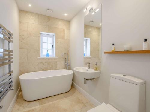 La salle de bains est pourvue d'une baignoire, d'un lavabo et de toilettes. dans l'établissement 3 Bed in Tenterden 83843, à Saint Michaels