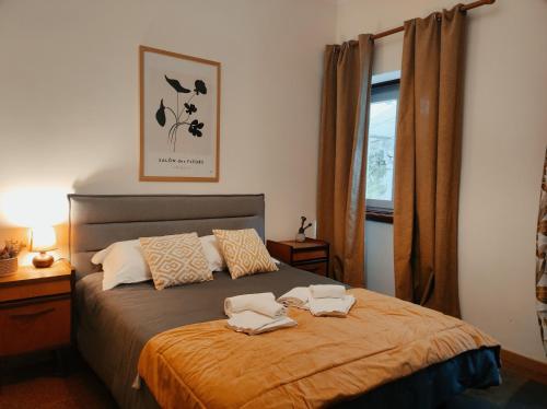 1 dormitorio con 1 cama con 2 toallas en Casa das Essências, Quinta de Santo António, en Covilhã