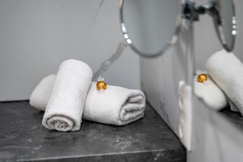 una pila de toallas en una encimera en el baño en Appartement Gimpl, en Fusch an der Glocknerstrasse