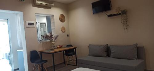 Μια τηλεόραση ή/και κέντρο ψυχαγωγίας στο achlia beach apartments 3