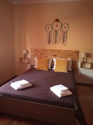- une chambre avec un lit et 2 serviettes dans l'établissement CASA DOS GRILOS, à Penacova