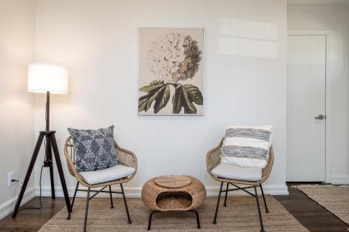 Ruang duduk di Downtown Brevard, Franklin Park & College - Updated 3bd 2ba home, Pets ok