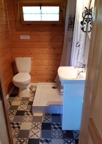 a bathroom with a toilet and a sink at Piastogród 2 in Jarosławiec