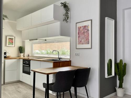 a kitchen with a sink and a table with chairs at Santa Cruz Luxury Low-Cost Apartment with Terrace & Views in Santa Cruz de Tenerife