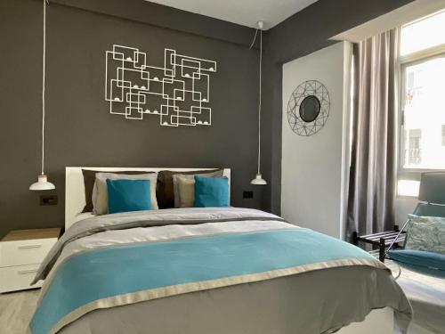 um quarto com uma cama grande e almofadas azuis em Santa Cruz Luxury Low-Cost Apartment with Terrace & Views em Santa Cruz de Tenerife