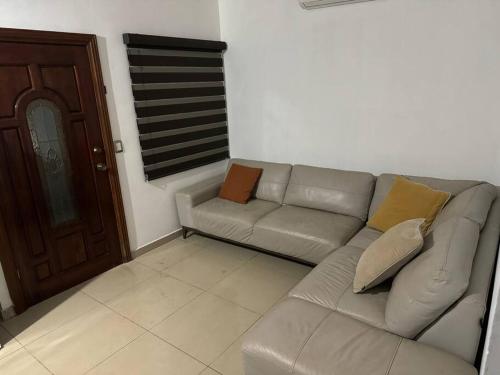 a living room with a couch and a door at Amplia residencia en Ciudad Obregón in Ciudad Obregón
