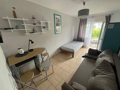 ゴンスキにあるNostalgia Gąskiのソファとテーブルのあるリビングルーム