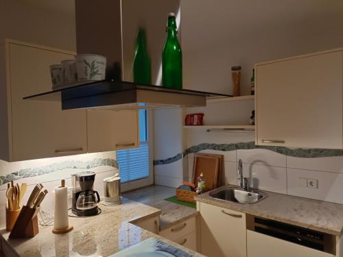 eine Küche mit einer Spüle und einer Arbeitsplatte in der Unterkunft Waldner's Ferienwohnung in Hermagor