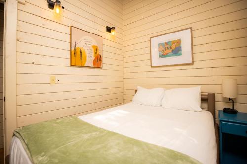 Katil atau katil-katil dalam bilik di Carowinds Camp Wilderness