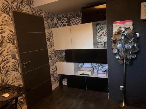 Cette chambre comprend un placard avec un bureau et une porte. dans l'établissement Jolie maison avec piscine et Spa, à La Guerche-de-Bretagne