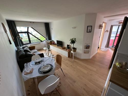 un salon avec un canapé et une table dans l'établissement Charmant appartement 15 min de Lille, à Marcq-en-Barœul