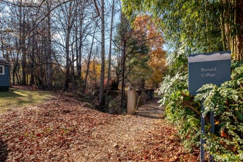 Taman di luar Downtown Brevard, Franklin Park & College - Updated 3bd 2ba home, Pets ok