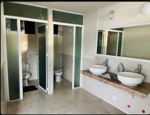 - Baño con 2 lavabos y 2 aseos en Casa con vista espectacular al mar con alberca en Acapulco