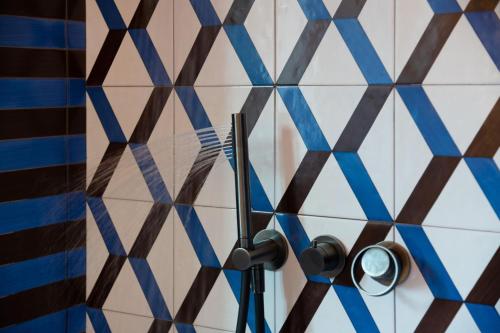 a pair of scissors hanging on a wall at Gargiulo Resort in Sant'Agnello