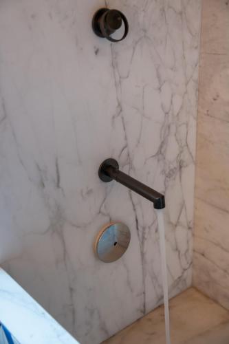 a shower with a white marble wall at Gargiulo Resort in Sant'Agnello