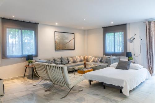 sala de estar con sofá y mesa en AB Properties -Design House Marbella- 3 mn de Puerto Banus Beach - Golden Mile - Tropical Garden and Pool, en Marbella