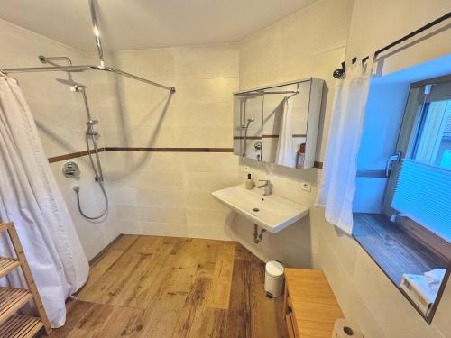 y baño con ducha y lavamanos. en Ferienhaus "Bodenschneid" am Schliersee en Schliersee