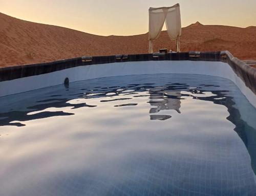 Bazén v ubytování Merzouga Paradise Luxury Camp nebo v jeho okolí