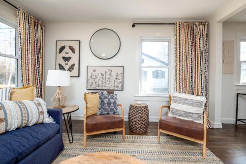 Ruang duduk di Downtown Brevard, Franklin Park & College - Updated 3bd 2ba home, Pets ok