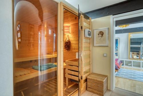 a sauna with a glass door in a room at Ferien-Chalet-Walchensee in Walchensee