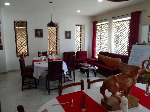 Radama Hotel في أنتاناناريفو: غرفة معيشة مع أريكة وطاولة