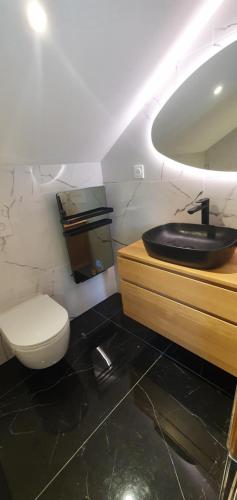 une salle de bain avec toilettes et lavabo dans l'établissement Duplex centre ville de Megève MEG1384HTP, à Megève