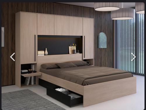 ein Schlafzimmer mit einem großen Bett und Holzwänden in der Unterkunft AG SUITE TRAPANI in Trapani