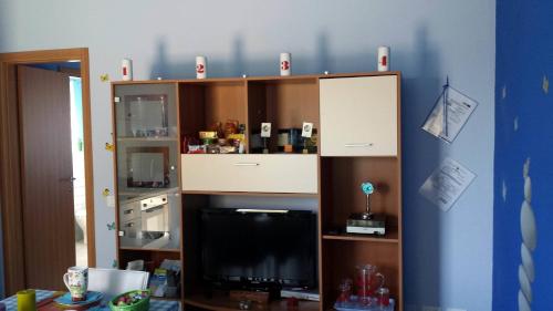 a book shelf with a tv in a room at B&B Dolce Sogno in SantʼElpidio a Mare