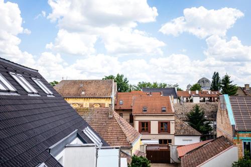 a view of roofs of buildings in a city at Nook with a view - Quelle in Győr
