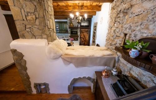 Pokój z łóżkiem w kamiennej ścianie w obiekcie Chata Vanda w Szczyrbie