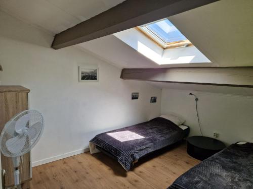 - une chambre avec un lit et un plafond avec un ventilateur dans l'établissement Villa Club Stell Bandol - 2 à 6 personnes, à Bandol