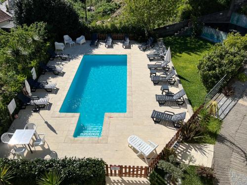 an overhead view of a swimming pool with chaise lounge chairs and a swimming pool at Alojamento Casa da Pedra Verde in Vieira do Minho