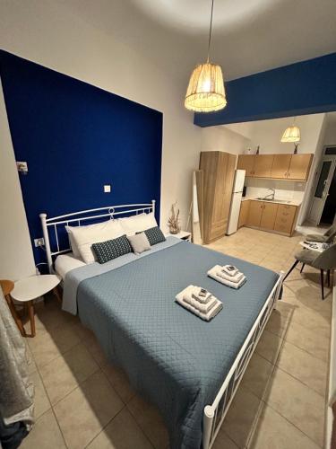 um quarto com uma cama grande e toalhas em Haraki Blue Horizon em Charaki