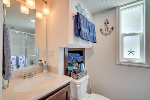 Vannituba majutusasutuses Riverfront Isleton Cottage Less Than 1 Mi to Rio Vista!