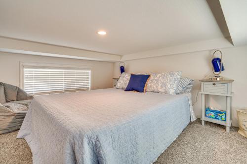 Voodi või voodid majutusasutuse Riverfront Isleton Cottage Less Than 1 Mi to Rio Vista! toas