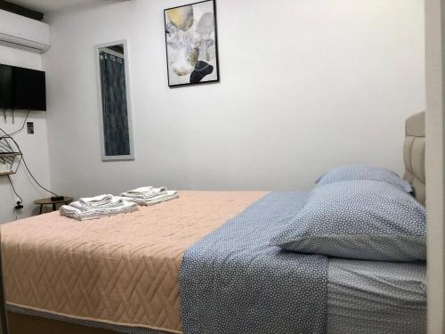 een slaapkamer met een bed en een schilderij aan de muur bij Room Blue Moon Split in Split