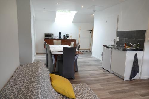 kuchnia i jadalnia ze stołem w pokoju w obiekcie Gîte à la campagne groupe et famille 3 chambres Espace Jacuzzi hammam SPA w mieście Lorris