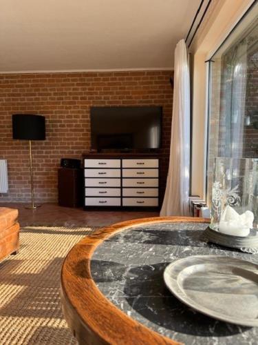 a living room with a table with a tv and a table sidx sidx at Ars Vivendi in Strasen